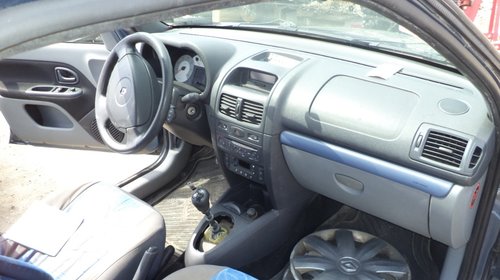 Dezmembrez Renault Clio