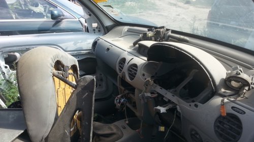 Dezmembrez Renault Kangoo de marfa si cu locuri 1.4i, fabricatie 2003