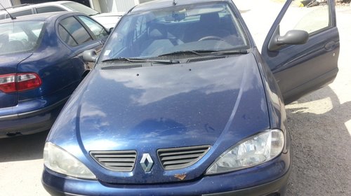 Dezmembrez Renault Megane 1 1.6 benzina