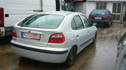 Dezmembrez Renault Megane 1.4 b an 2000