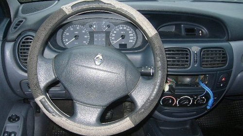 Dezmembrez Renault Megane 1.4 b an 2000