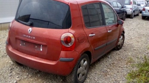 Dezmembrez Renault Modus ,an 2004