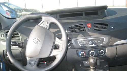 Dezmembrez Renault Scenic 3 2011