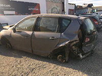 Dezmembrez Renault Scenic din 2010.