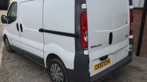 Dezmembrez Renault trafic 2.0 dCi 2008