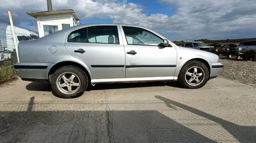 Dezmembrez Skoda Octavia 1 1.6i 75cp an 2002, motor, cutie viteze manuala, bară fata, capota, aripi, uși,