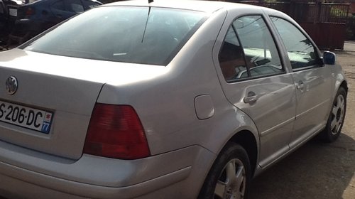 Dezmembrez Volkswagen Bora 1.6 SR 1999