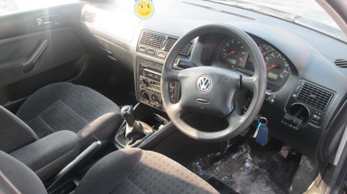 Dezmembrez volkswagen golf 4 1.6i din 2001