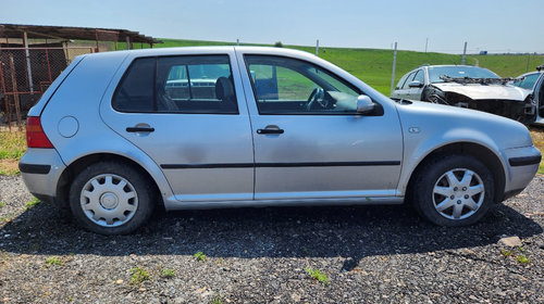 Dezmembrez Volkswagen Golf 4 2001 Hatchback 1.6i 77kw