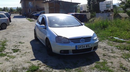 Dezmembrez Volkswagen Golf 5, an 2004, motor 