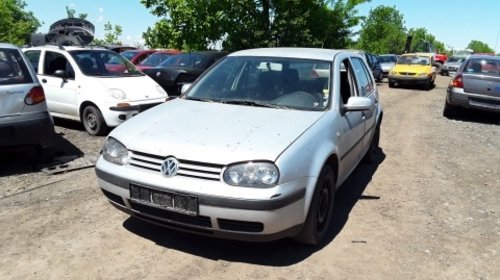 Dezmembrez Volkswagen Golf IV, an 2000, motor