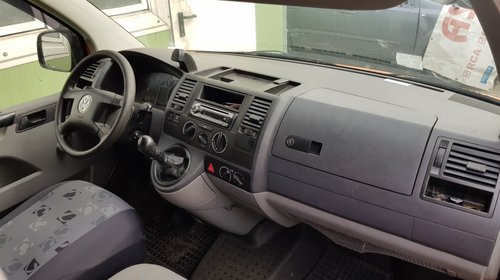 Dezmembrez Volkswagen T5 8+1 Locuri 2006 2.5tdi AXD