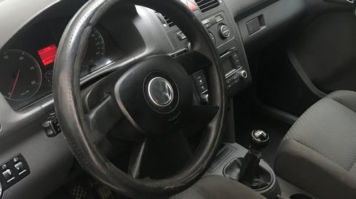 Dezmembrez Volkswagen Touran 1.9 din 2006