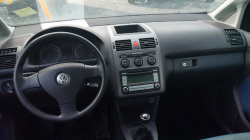Dezmembrez Volkswagen Touran 2008 facelift 1.6 8v