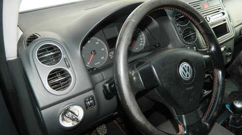 Dezmembrez Volkswagen Touran din 2005.