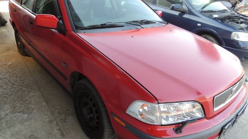 Dezmembrez VOLVO V40, model masina 2000 Oradea