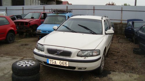 Dezmembrez Volvo V70 2002 motor 2.4D D5 cod D