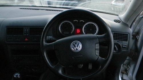 Dezmembrez VW Bora 1.6i 16V sedan, an 2002