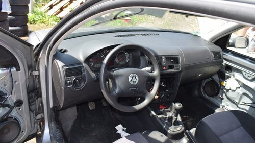 Dezmembrez VW Golf 4 1.9 TDI AXR culoare LD7V 527