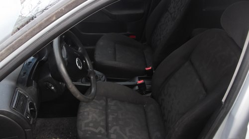 Dezmembrez vw golf 4 argintiu 1.9 tdi