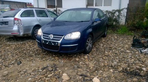 Dezmembrez VW Jetta III, 1.6 FSI 85kw cod mot