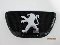 Emblema fata Peugeot 107 an 2005 2006 2007 2008 2009 cod 31260H010