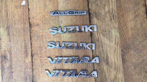 Emblema , sigla , scris Suzuki Vitara