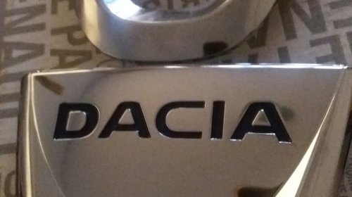 Emblema spate Dacia Logan Sandero Duster Dokker Lodgy.cod 908894079R.Nou și original Dacia Renault.