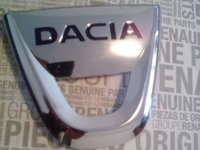 Emblema spate Dacia Logan Sandero Duster Dokker Lodgy.cod 908894079R.Nou și original Dacia Renault.