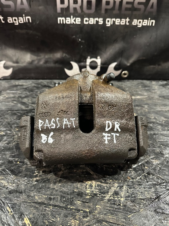Etrier dreapta fata Volkswagen Passat B6 - imagine 1