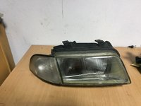 Far dreapta Audi A4 din 1997 cu semnalizare