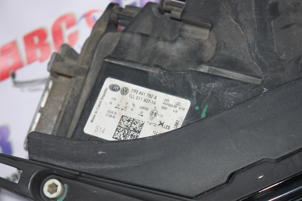 Far dreapta bi-xenon LED R-Line VW Touar
