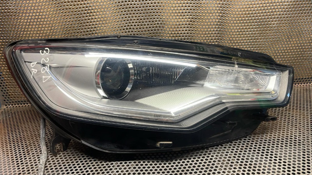 Far dreapta cu Bi-xenon Audi A6 C7 nonfacelift 2012-2014 este zgâriat
