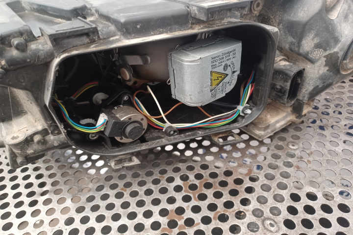 Far dreapta cu Xenon Audi A6 4F/C6 [2004