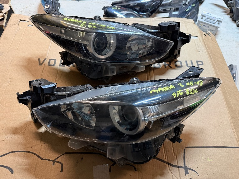 Far dreapta / far stanga Mazda 3 Facelift HALOGEN 2015/2016/2017/2018