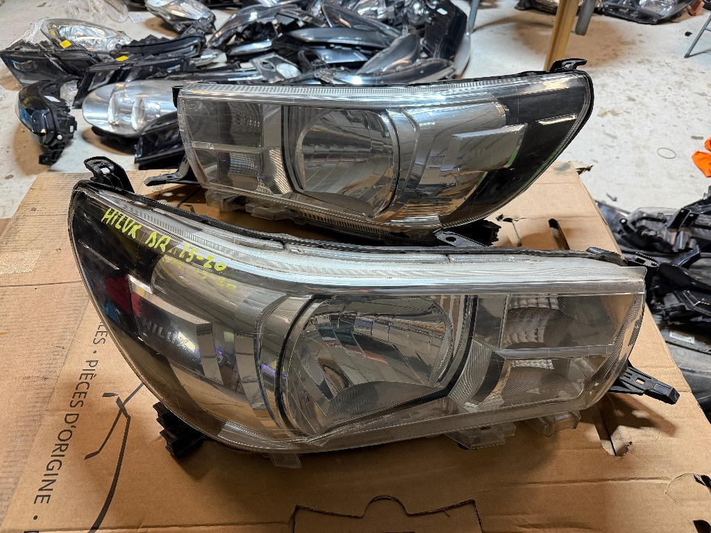 Far dreapta / far stanga Toyota HILUX Halogen 2015/2016/2017/2018/2019/2020
