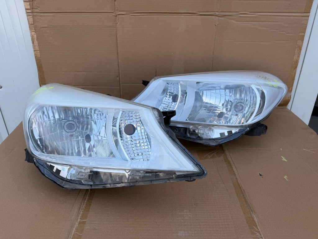 Far dreapta / far stanga Toyota Yaris P13 2010/2011/2012/2013/2014
