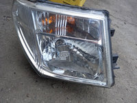 Far dreapta Nissan Navara cu mic defect