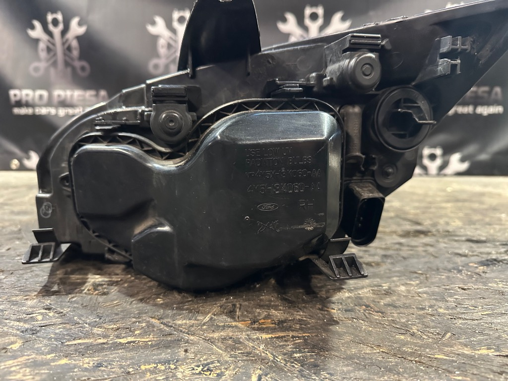 Far dreapta Original Ford Focus 2 - Fara defect - imagine 3