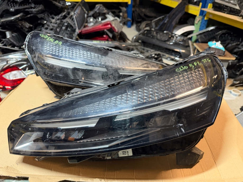 Far dreapta Renault Clio 5 Facelift FULL LED 2023/2024/2025