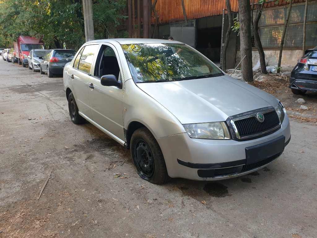 Far dreapta Skoda Fabia 2003 Berlina 1.2 HTP - imagine 1
