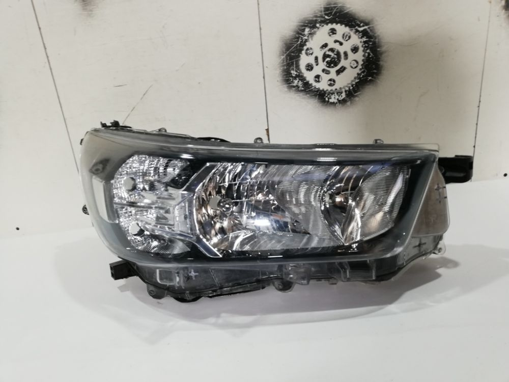 Far dreapta Toyota Hilux An 2020 2021 2022 cod 81110-0KK60 HALOGEN ...