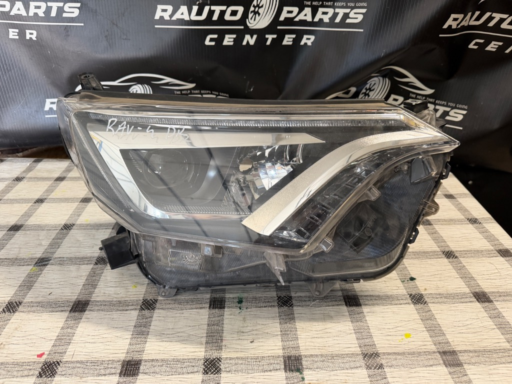 Far dreapta Toyota RAV-4 Facelift XA40 Halogen LED 2015/2016/2017/2018