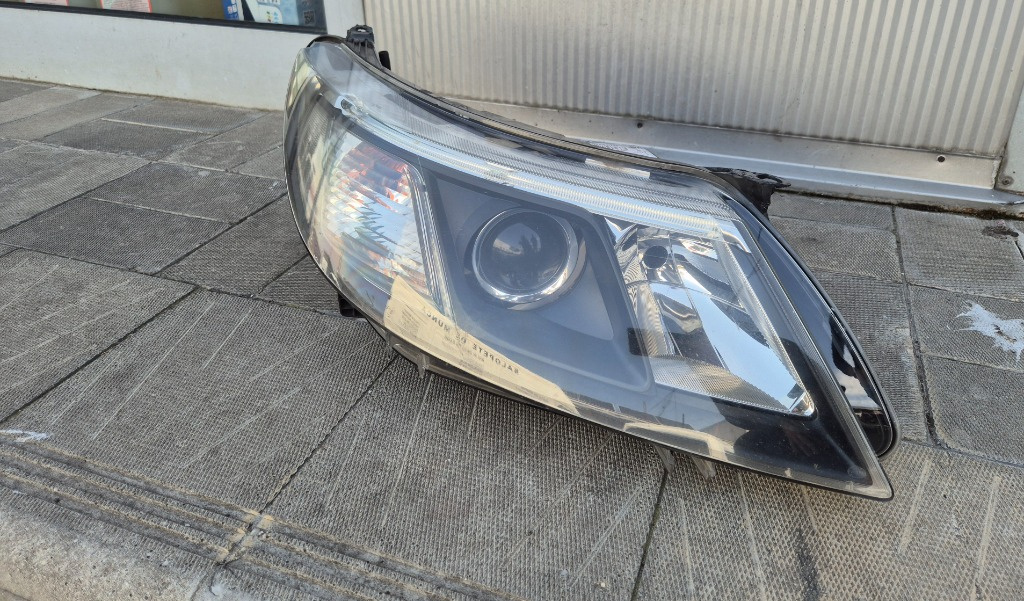 Far dreapta xenon adaptiv Saab 9-3 2010