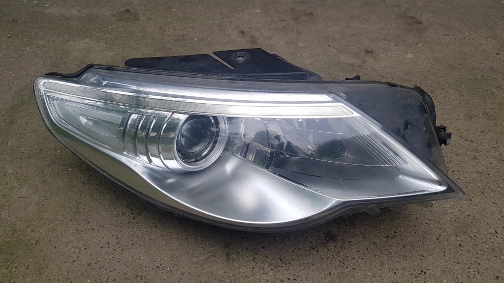 Far dreapta xenon VW Passat CC cod 3C894
