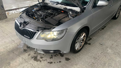 Far stanga cu bixenon adaptiv skoda superb fa