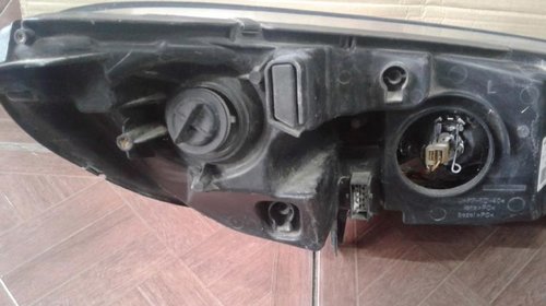 Far stanga cu lupa PEUGEOT 407 2004 2005 2006 2007 2008 2009 2010 cod 0301213201