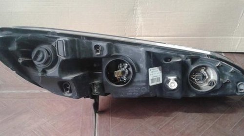 Far stanga cu lupa PEUGEOT 407 2004 2005 2006 2007 2008 2009 2010 cod 0301213201