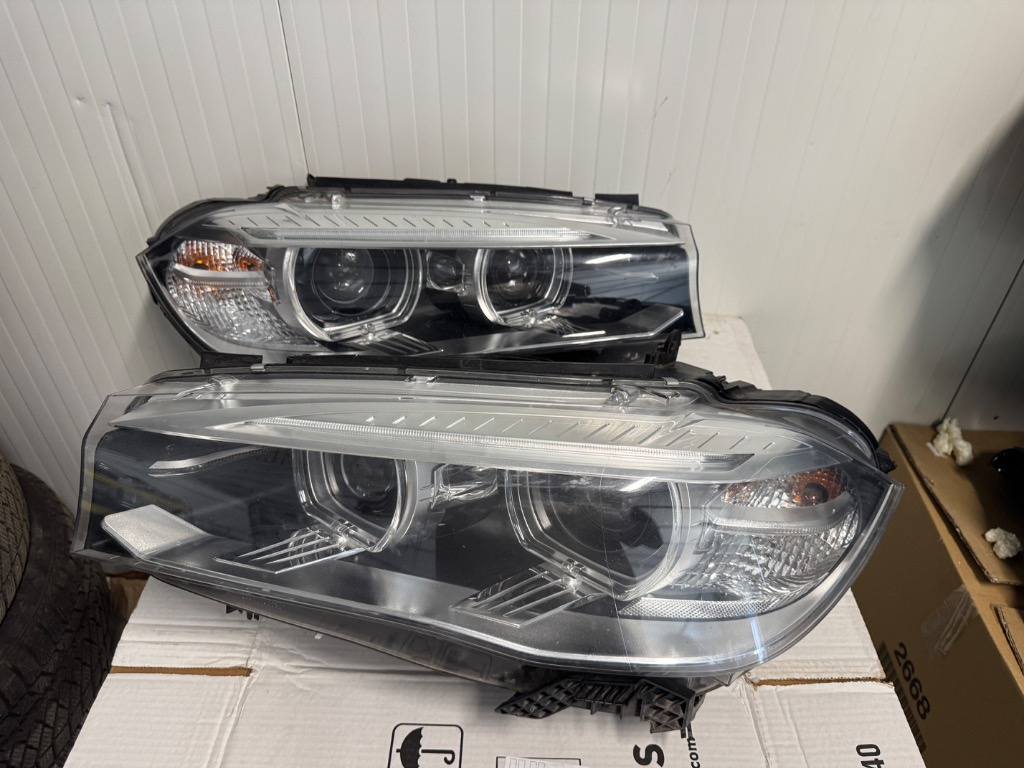 Far stanga / far dreapta BMW X5 F15 X6 F16 XENON LED 2013/2014/2015/2016/2017/2018