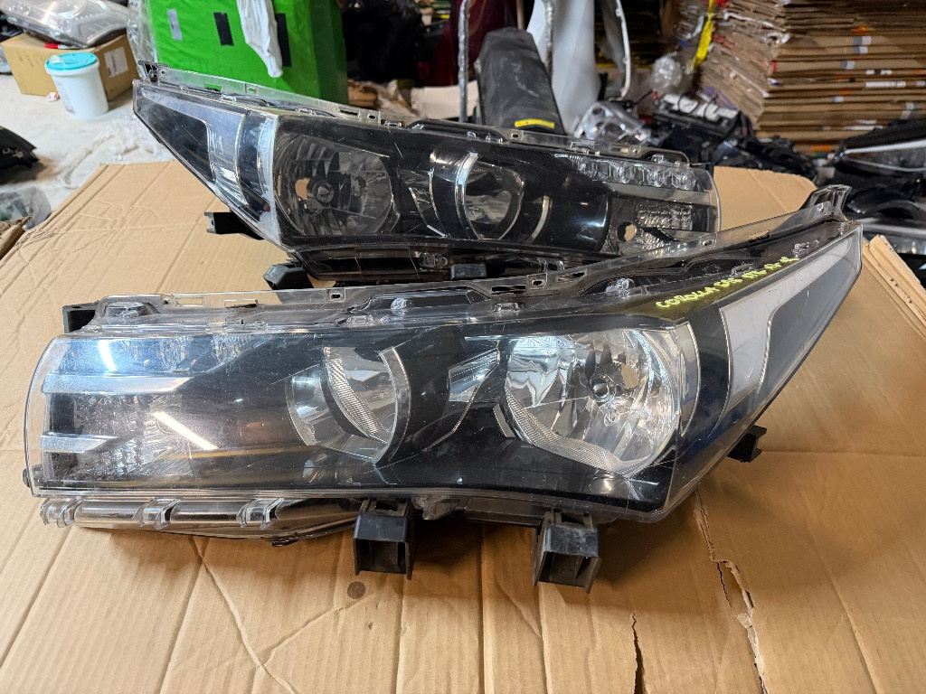 Far stanga / far dreapta Toyota Corolla E16 Halogen LED 2013/2014/2015/2016